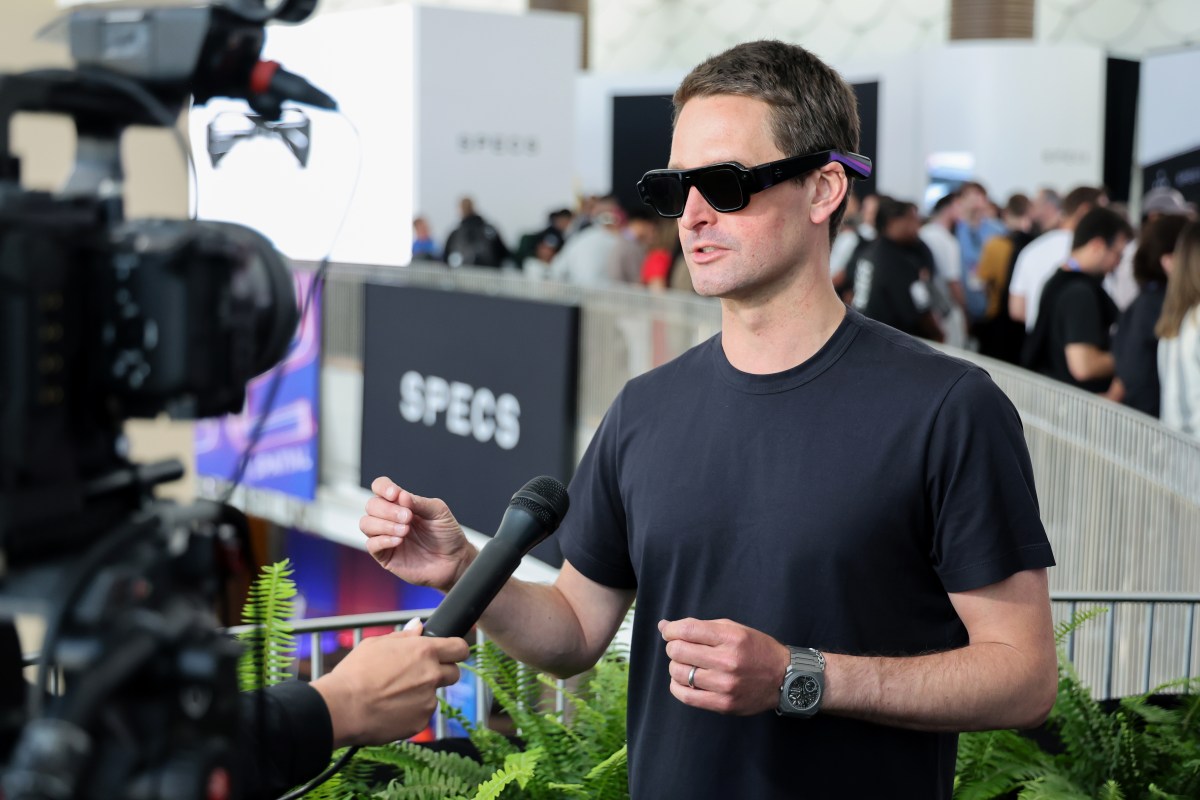 Snap boshqaruvchi direktori Specs oldindan buyurtma savollaridan qochdi