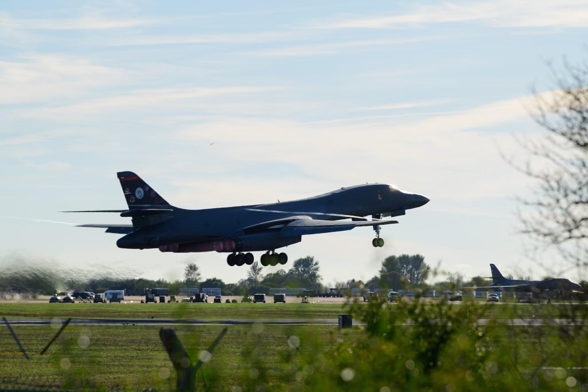 AQSH Britaniyadagi 12 ta B-1 bombardimonchisini olib chiqdi